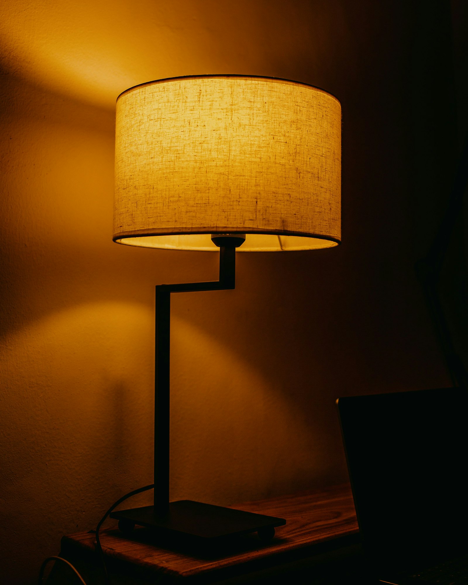 Luz cálida de una lámpara sobre un escritorio